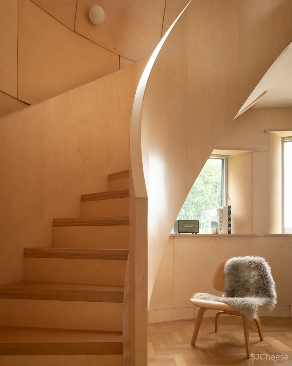 ACME staircase | Bumpers Oast House , 啤酒窑式住宅的现代诠释