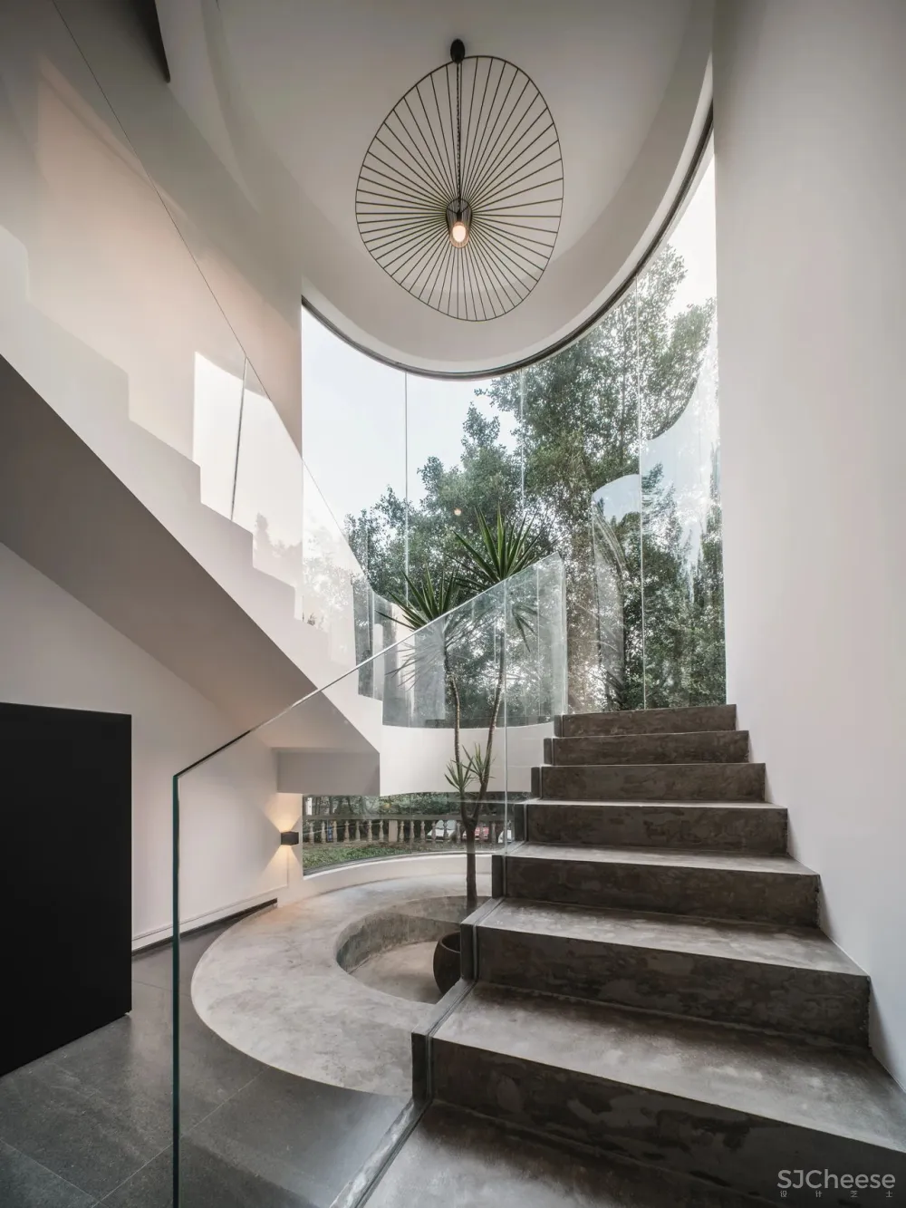 她厌倦城中豪宅，搬去郊外340m²玻璃别墅，宅着像神仙！