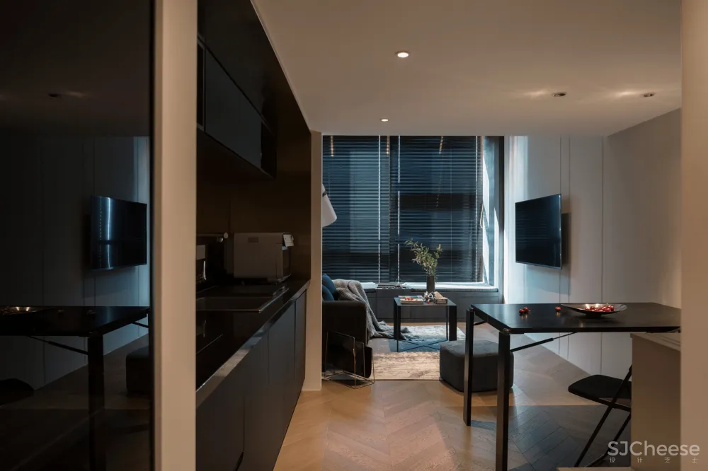 33㎡,3.5m高,3m宽,竟然变身双层豪宅?70后商务男的家,深色的大气!