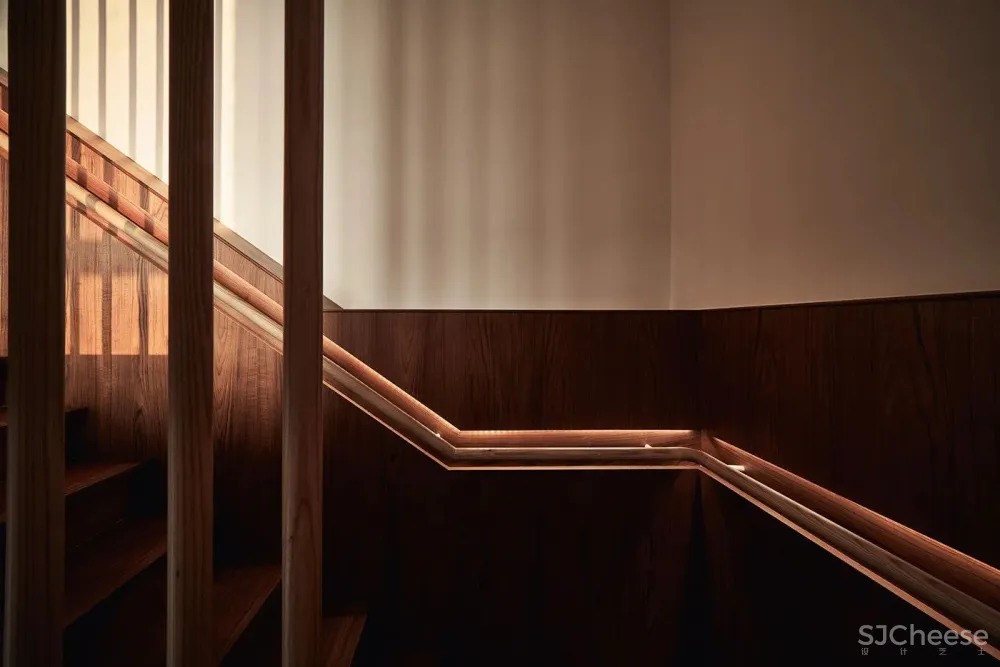 还在用传统方式铺地板?看「人字拼」怎样演绎质朴自然风