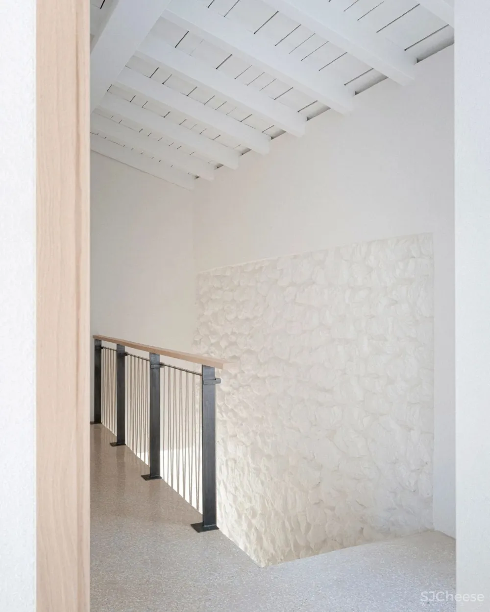 这座房子不仅仅是一次简单的重建,还算是一次更新……