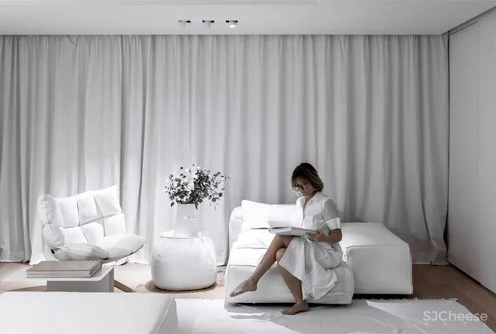 将色彩运用到极致，时髦灵动下非黑即白的男女公寓