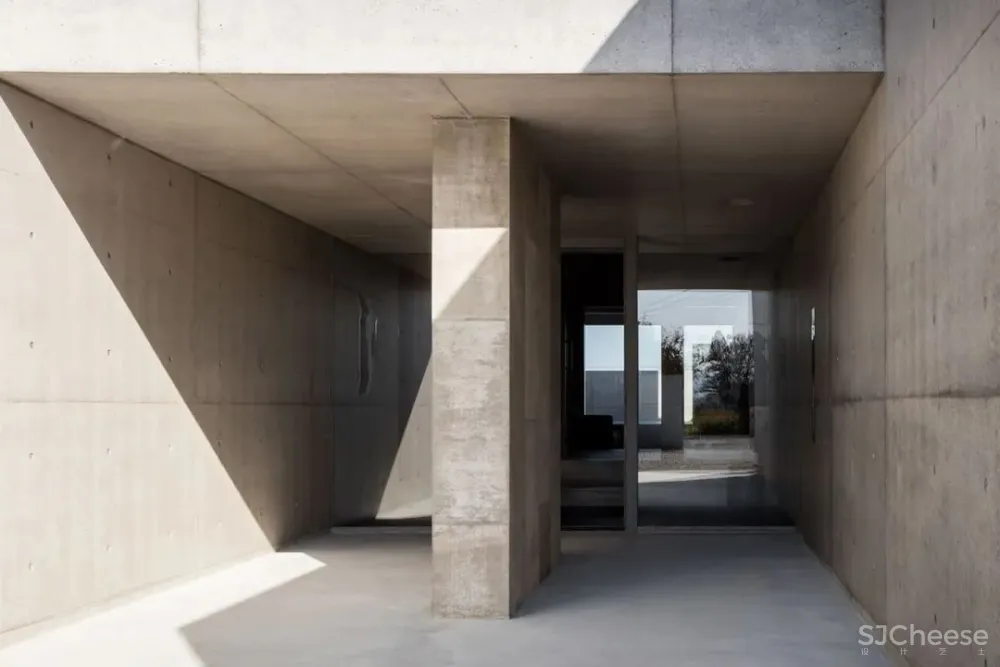 坐落日本郊区的野兽派混凝土建筑