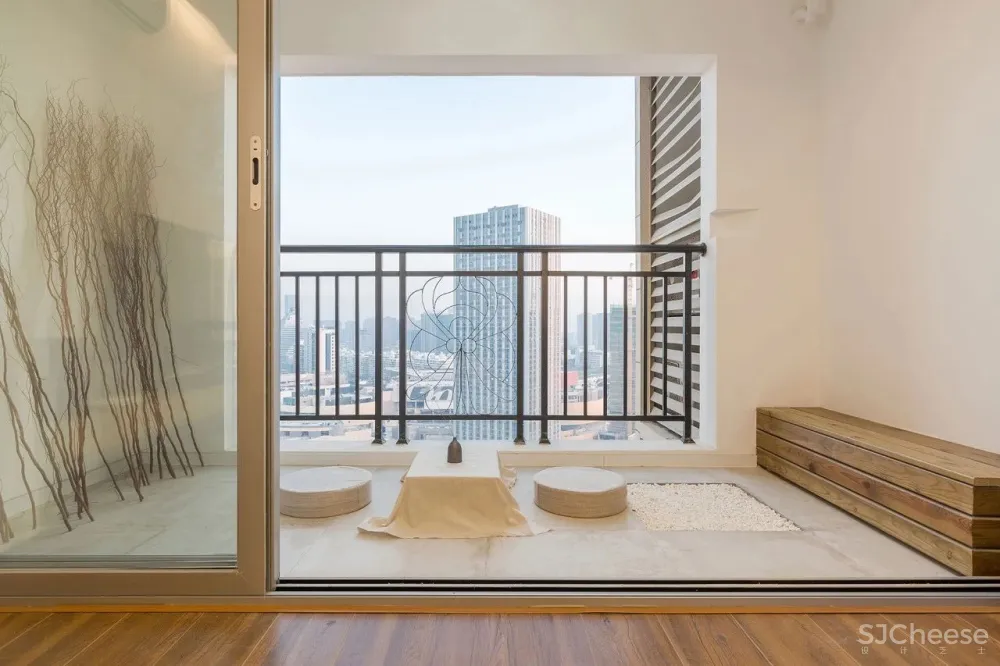 火到央视的极致毛坯房改造：家里什么都用白的，整个房子在发光