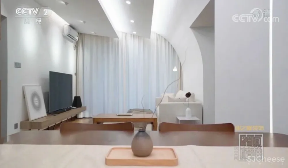 火到央视的极致毛坯房改造：家里什么都用白的，整个房子在发光