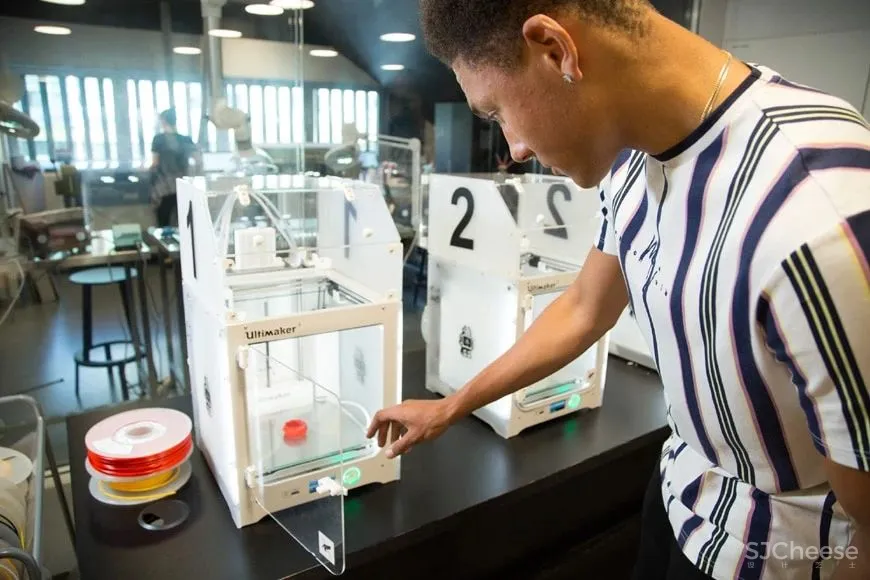 10年烧了7.5亿，全球最不务正业图书馆，能看电影、打游戏、唱K…流浪汉都可以随意进