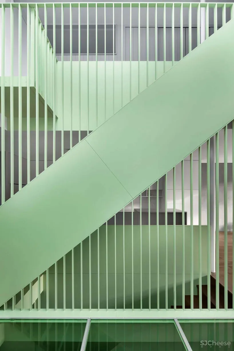 除了上下楼,这座楼梯也是空间的限定元素