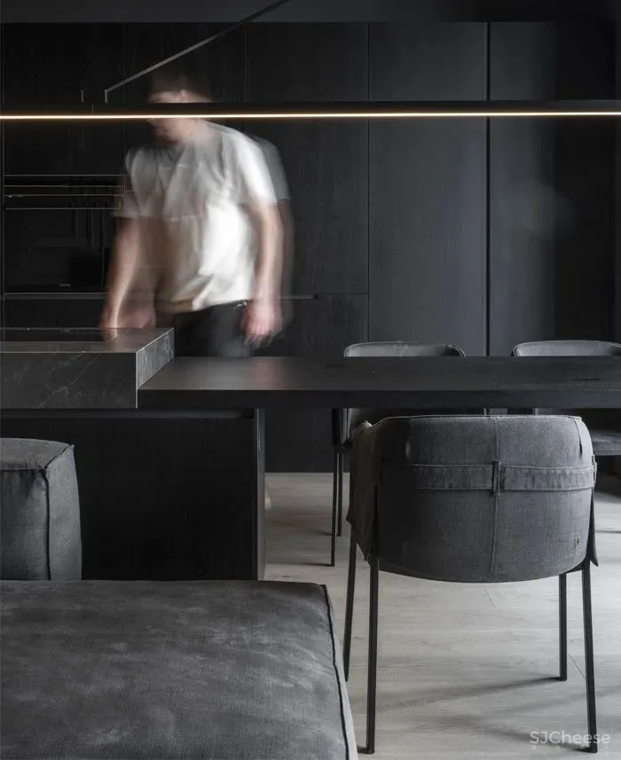 将色彩运用到极致，时髦灵动下非黑即白的男女公寓