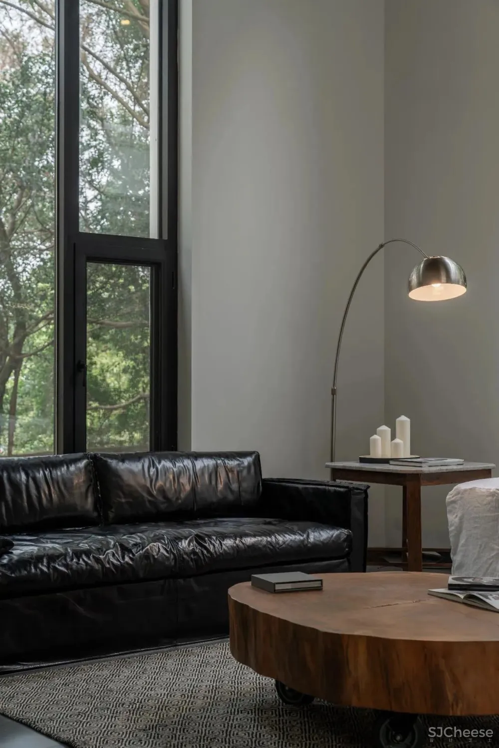 她厌倦城中豪宅，搬去郊外340m²玻璃别墅，宅着像神仙！