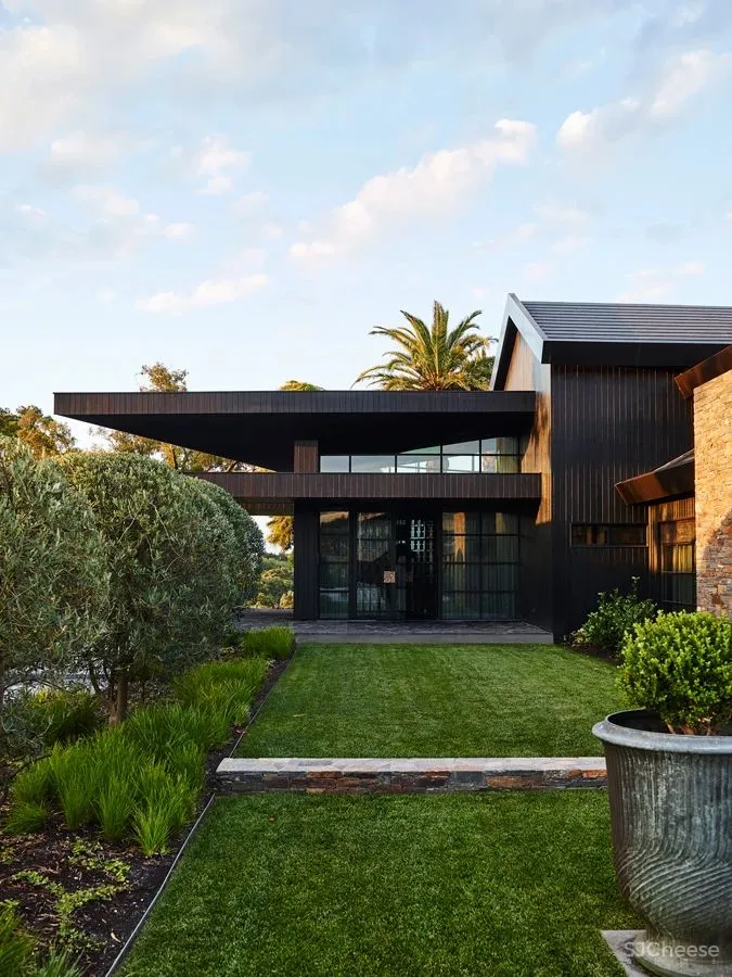 乡村别墅的大胆都市风，堪称黄铜设计典范