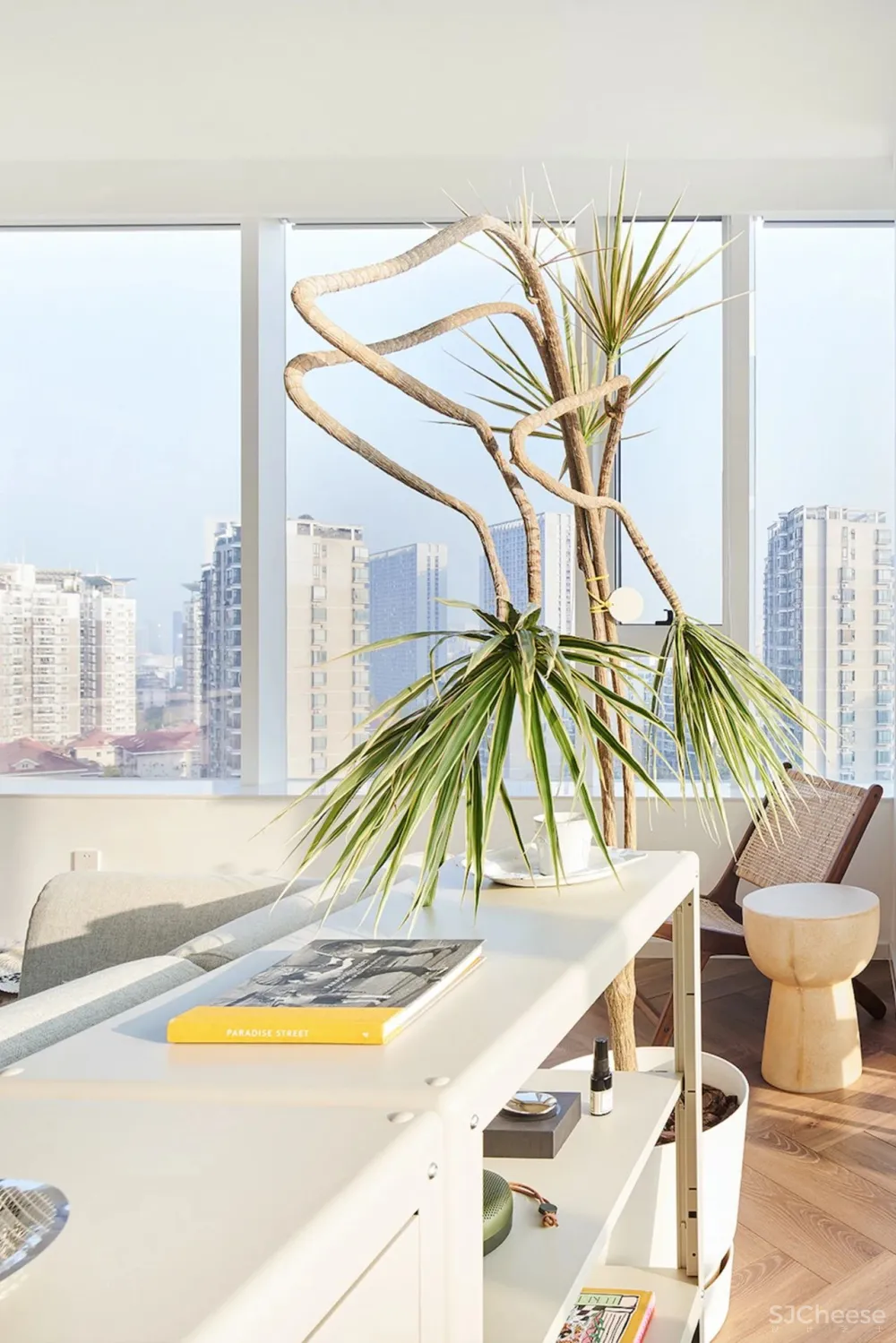 58㎡小家的L型玻璃幕墙,让小房也能拥有180°豪华夜景