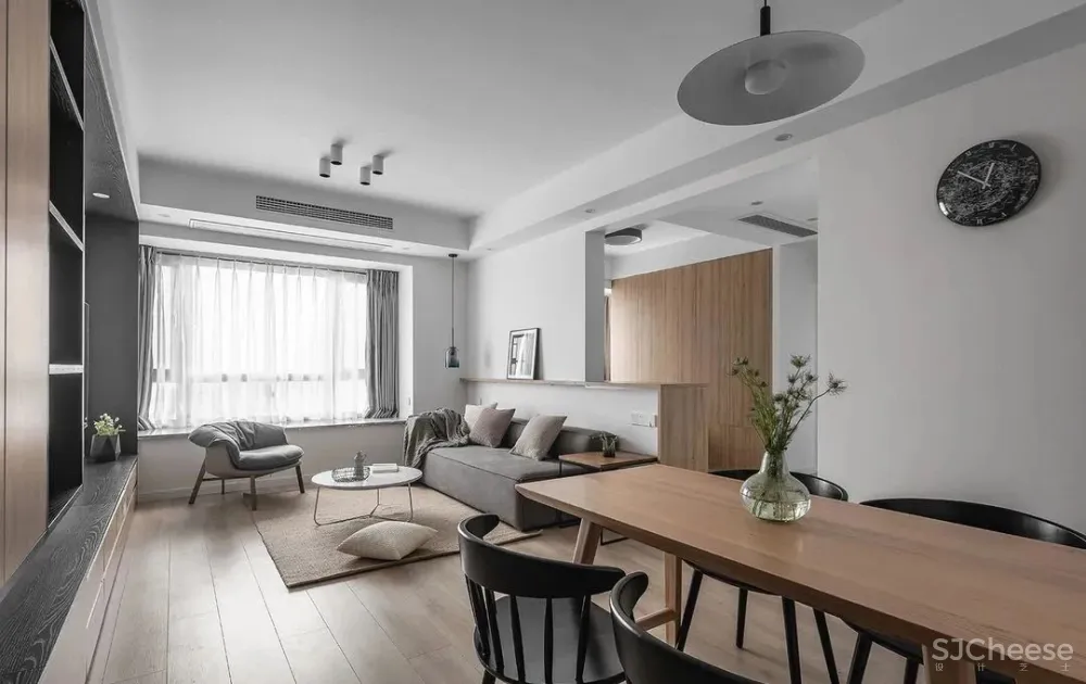 只有90平米的小套三，他家却能拥有9米长的电视墙