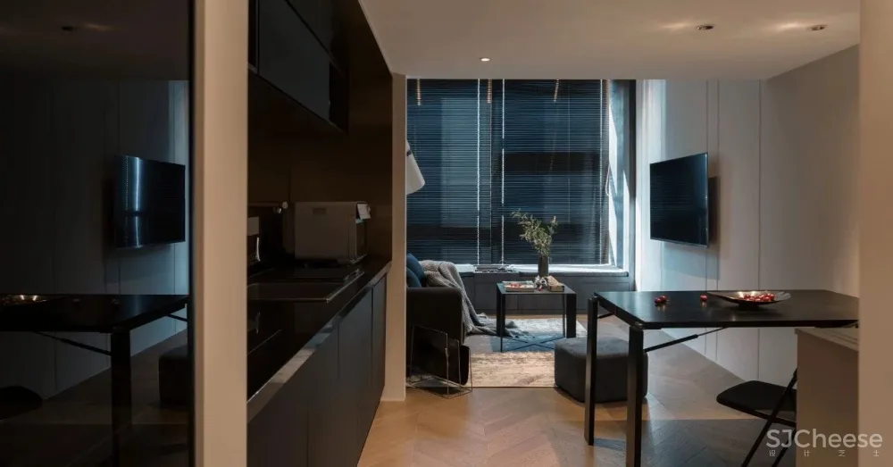 33㎡,3.5m高,3m宽,竟然变身双层豪宅?70后商务男的家,深色的大气!