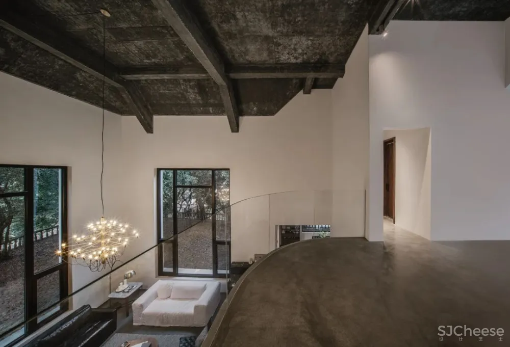 她厌倦城中豪宅，搬去郊外340m²玻璃别墅，宅着像神仙！