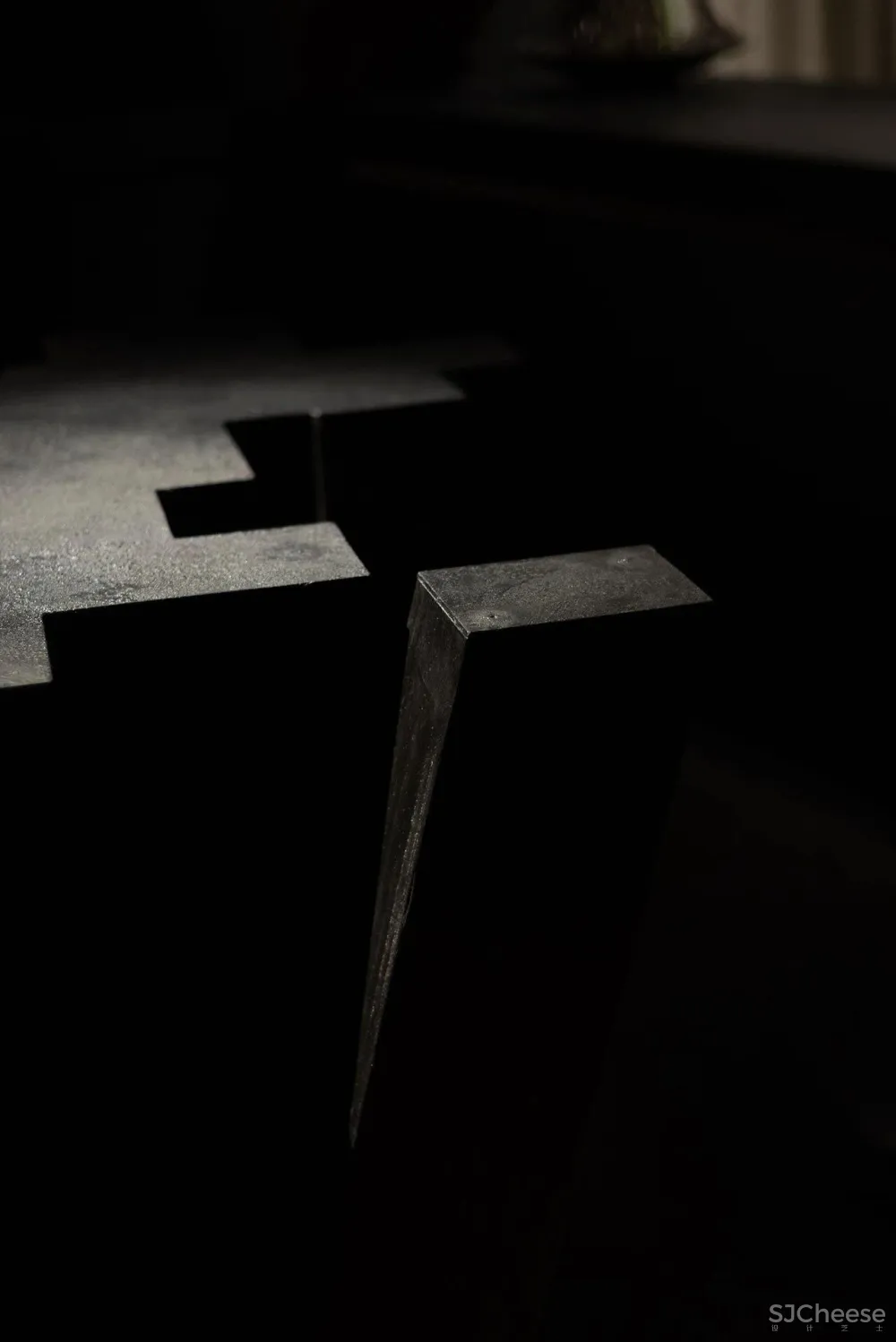 历史悠久的马车房改造成一个现代餐厅，比利时