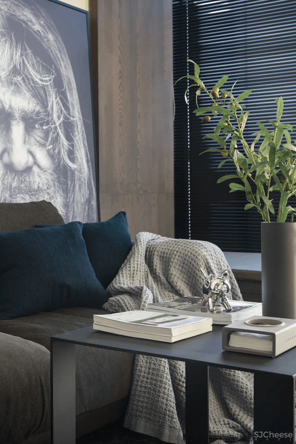 33㎡,3.5m高,3m宽,竟然变身双层豪宅?70后商务男的家,深色的大气!