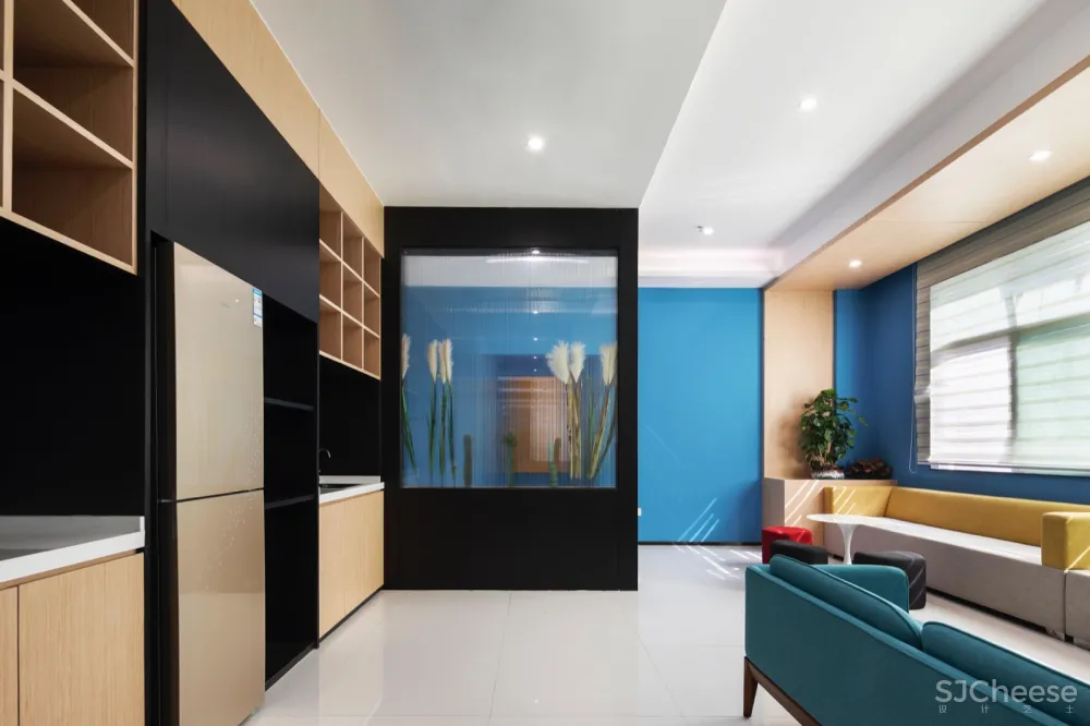 厂区办公空间中的“混天绫”