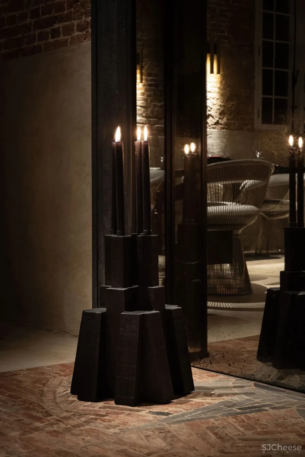 历史悠久的马车房改造成一个现代餐厅，比利时