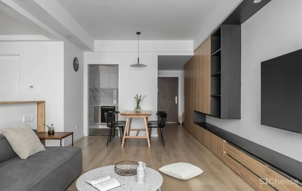 只有90平米的小套三，他家却能拥有9米长的电视墙