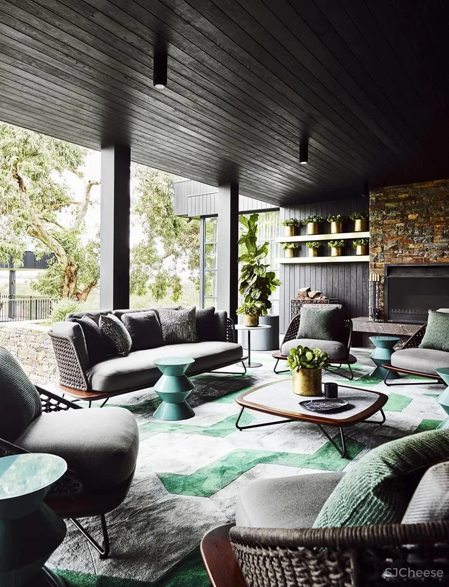 乡村别墅的大胆都市风，堪称黄铜设计典范