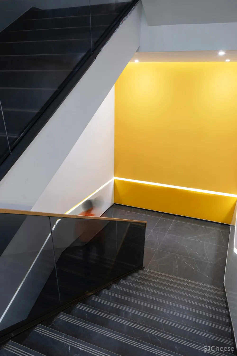 厂区办公空间中的“混天绫”