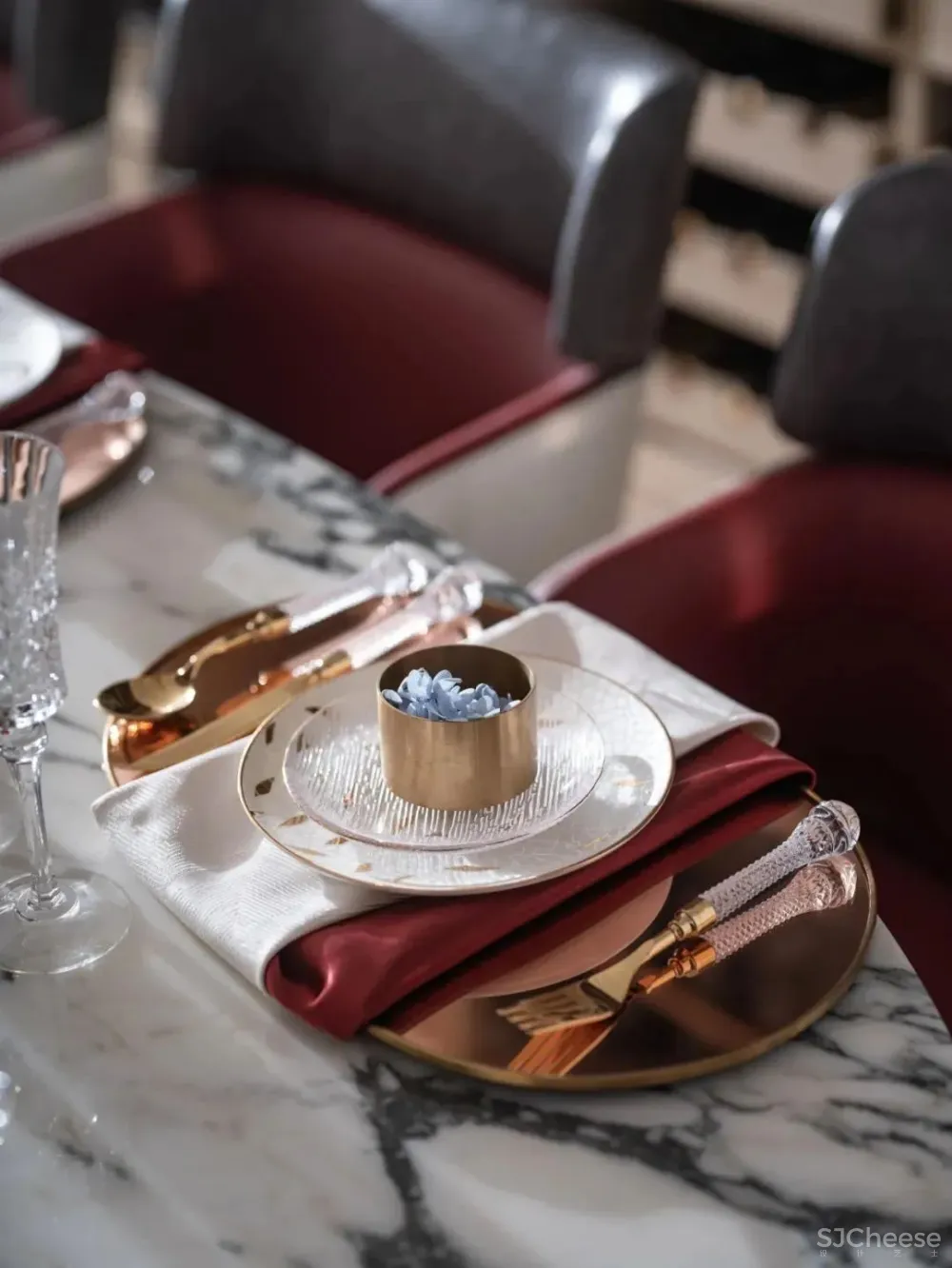 冷元宝新作 惊艳中国红,时尚新古典