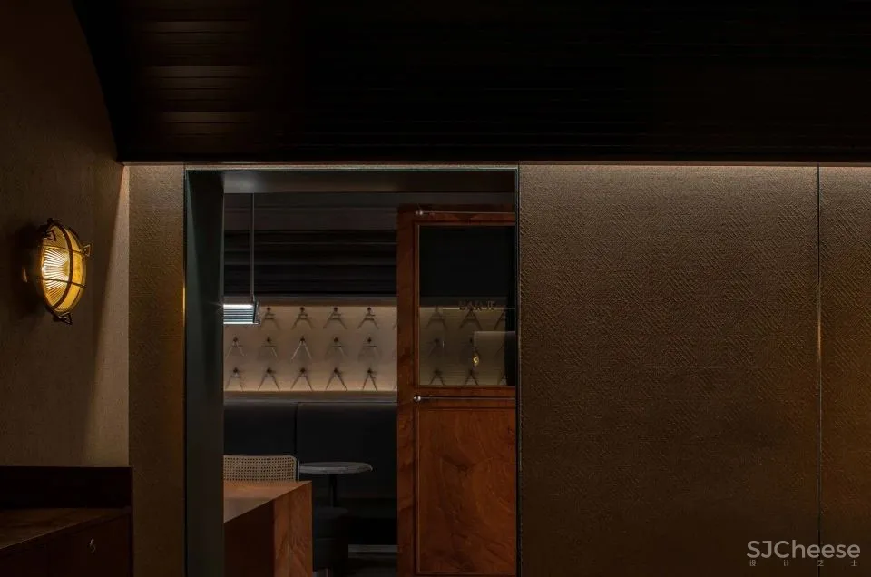 新作 结合欧式车厢和美式办公室风格 成都“π酒吧” iZ Design Studio
