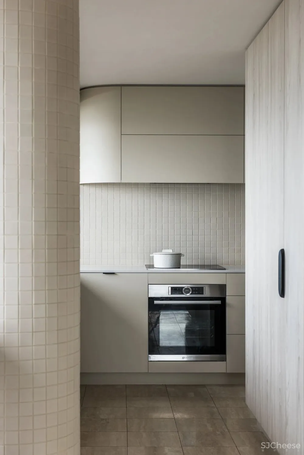 拱形元素 极简白, 打造出别样的顶层公寓