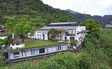 他把破茶厂改成1500㎡别墅，一张沙发就值一栋楼，却从不住人