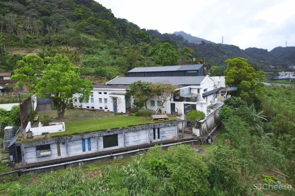 他把破茶厂改成1500㎡别墅,一张沙发就值一栋楼,却从不住人