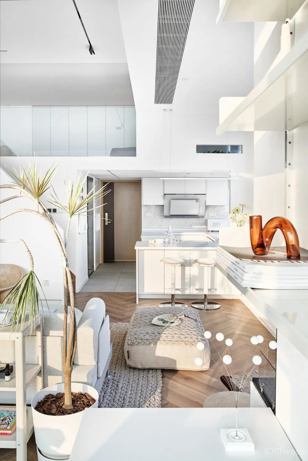 58㎡小家的L型玻璃幕墙,让小房也能拥有180°豪华夜景