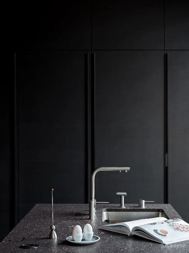 独居女性的126平米让时髦与智能打造“暗黑系”的温暖空间