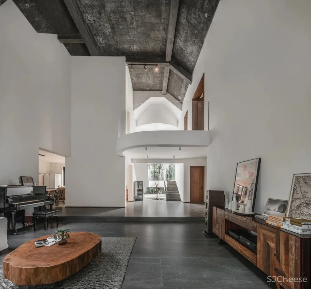 她厌倦城中豪宅，搬去郊外340m²玻璃别墅，宅着像神仙！