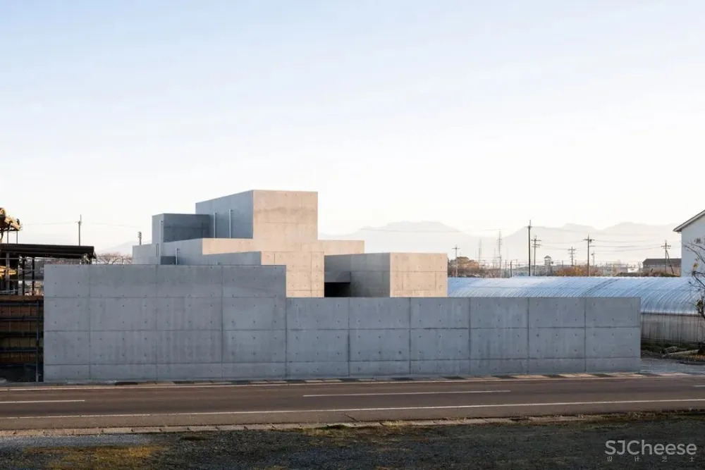 坐落日本郊区的野兽派混凝土建筑