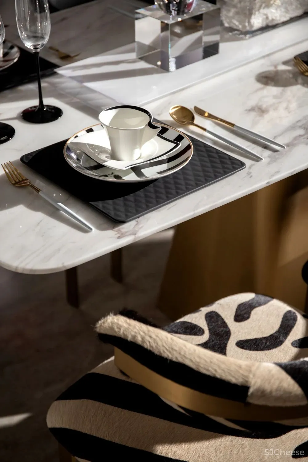 220㎡璀璨奢宅, 黑红配色,致敬经典!