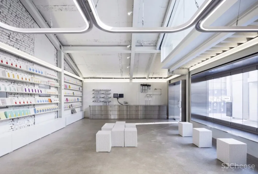 当水泥遇见不锈钢 潮牌风格的护肤品店韩国