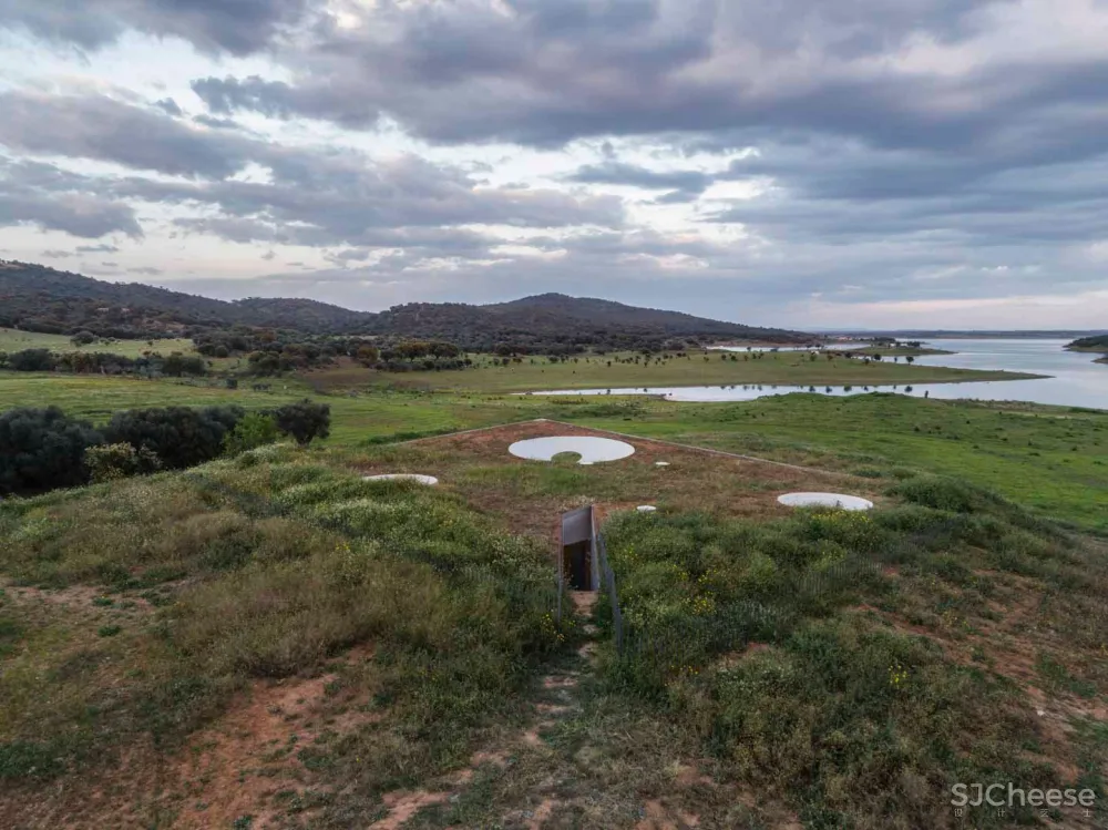 首发｜Aires Mateus 在葡萄牙乡村的泥土里藏了一所混凝土的房子