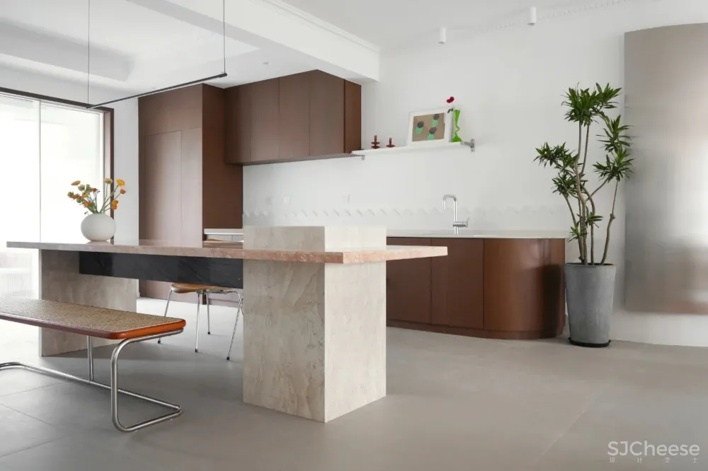 180㎡普通两居室,出彩全靠砸墙和抬高?