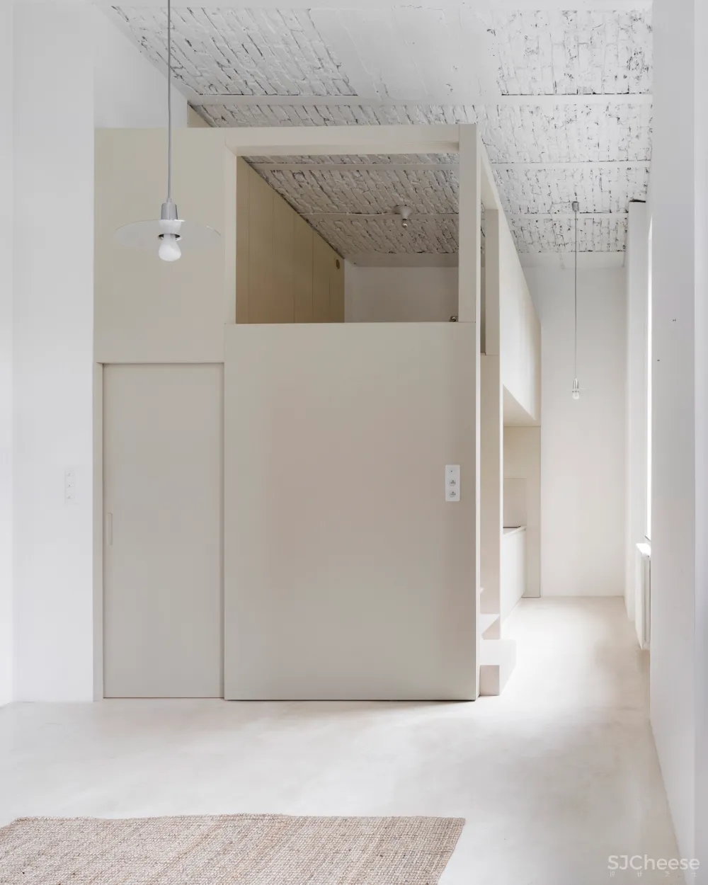 层高 4 米的极简公寓, 做个夹层空间大一倍