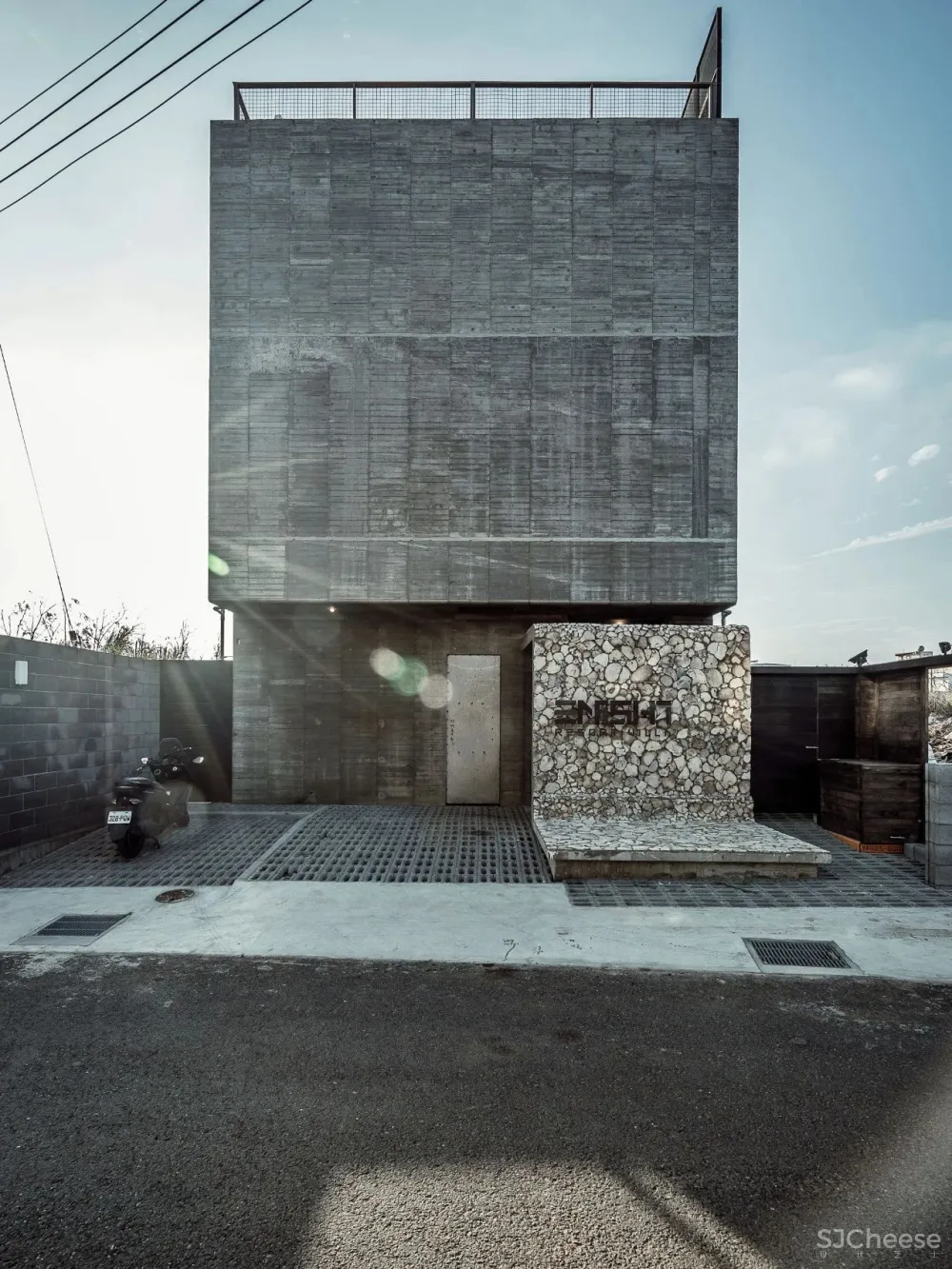 乡下大妈请日本人造房,修了6年,一扇窗都没有