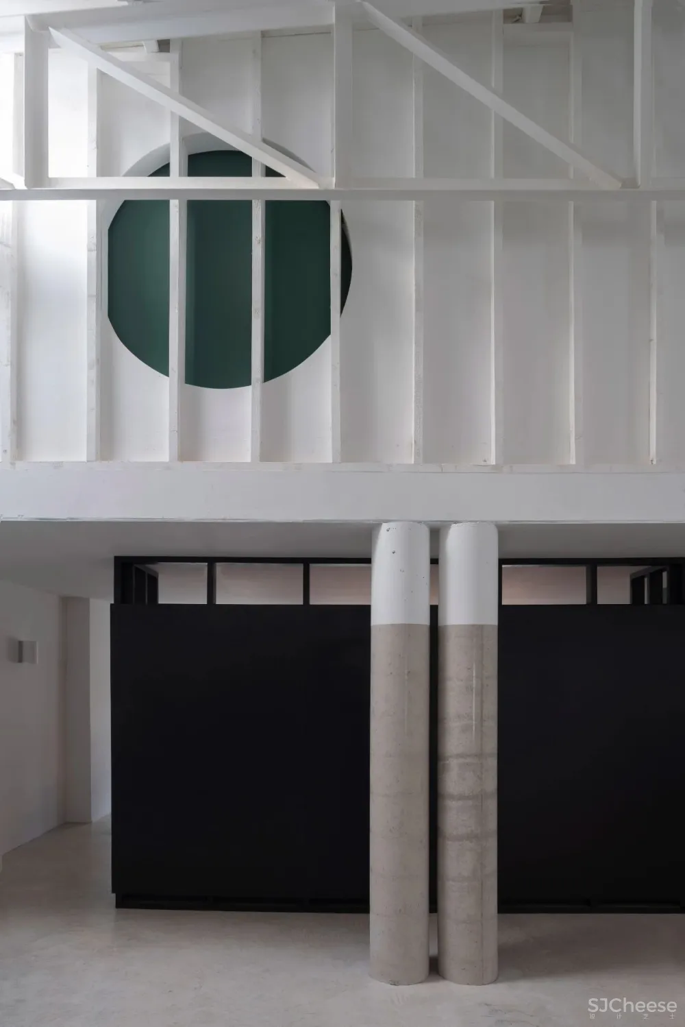 仓库改造成工业风的家,巧开天窗让空间更通透