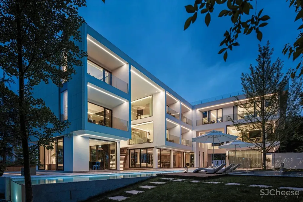 杉树林里的极美民宿