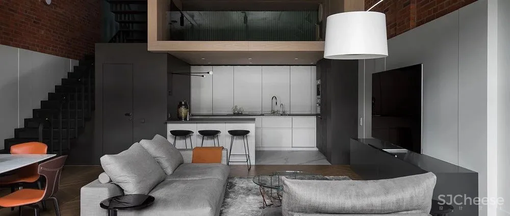 仓库改造成工业风的家,巧开天窗让空间更通透