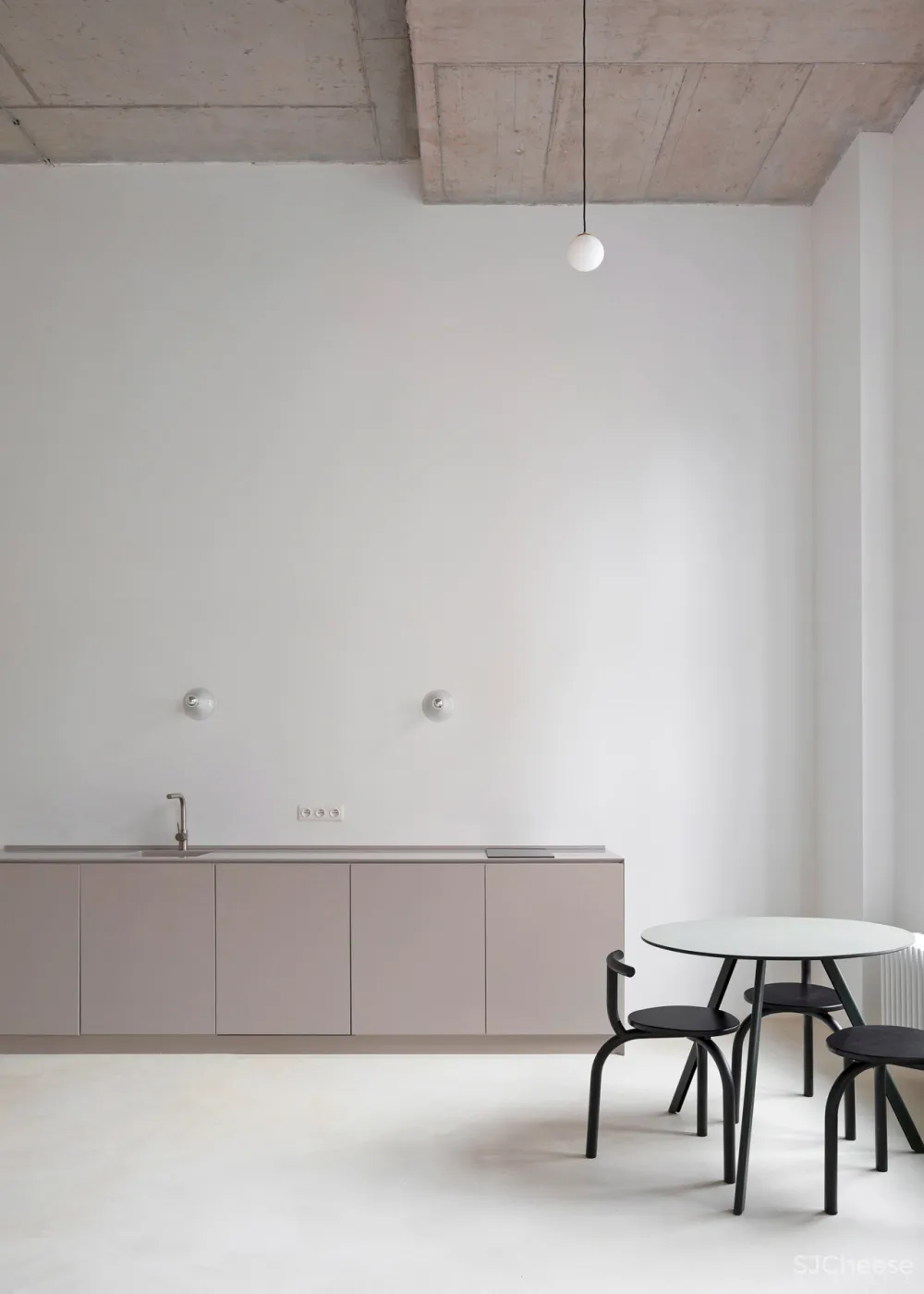 层高 4 米的极简公寓, 做个夹层空间大一倍