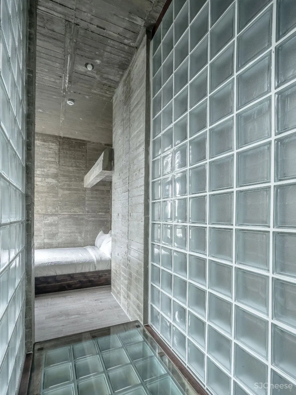 乡下大妈请日本人造房,修了6年,一扇窗都没有