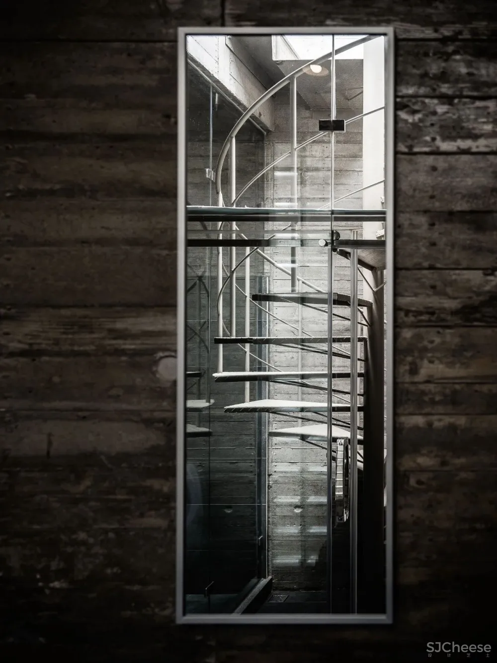 乡下大妈请日本人造房,修了6年,一扇窗都没有