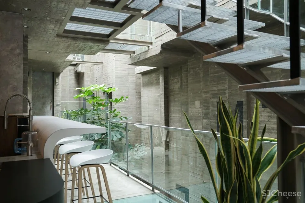 乡下大妈请日本人造房,修了6年,一扇窗都没有