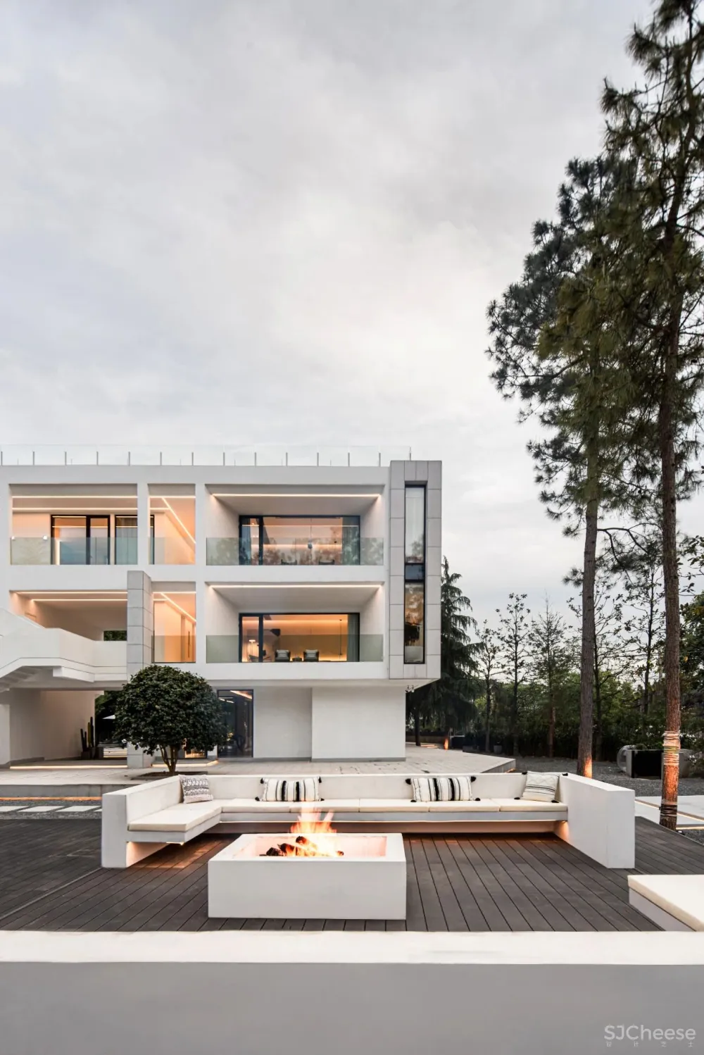 杉树林里的极美民宿