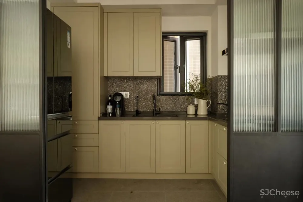 深圳小夫妻花半年时间等待家具漂洋过海，入住这个现代与古典之家