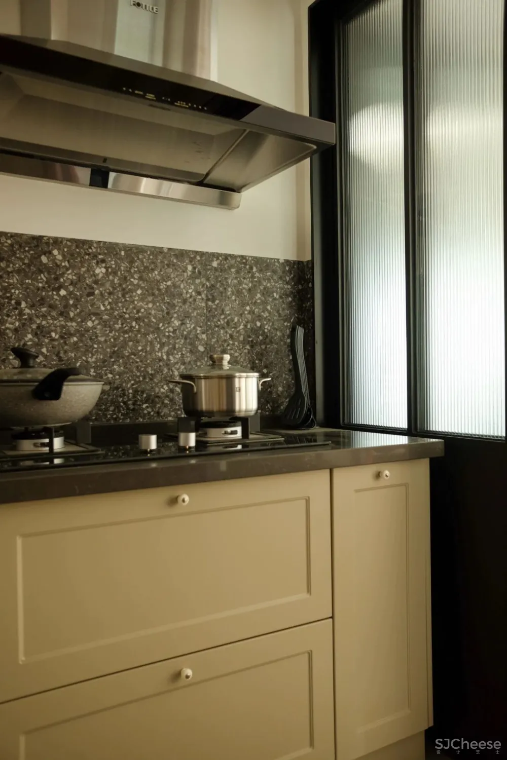 深圳小夫妻花半年时间等待家具漂洋过海，入住这个现代与古典之家